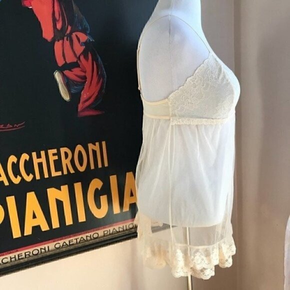 VICTORIA’S Secret: Very Sexy Cream Lace Chemise - Picture 4 of 8